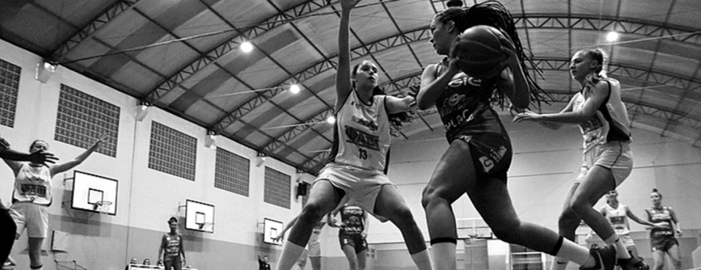 Ajude a Lua a jogar nos EUA
